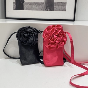 Vertikale Satin-Handytasche mit handgefertigter 3D-Rose in Rot und Schwarz für Damen