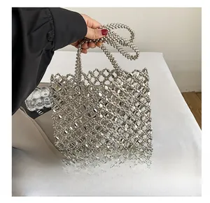 Détail du sac cabas perlé fait main avec structure en maille ajourée et doubles anses