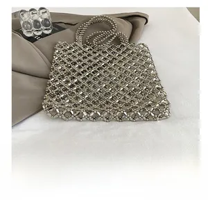 Détail du sac cabas en perles métalliques argentées avec tissage ajouré complexe