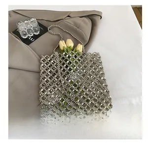 Vue détaillée du sac cabas perlé argenté avec design en maille et poignées métalliques