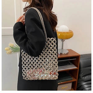 Détail du sac cabas argenté en perles avec texture métallique et structure filet tissé
