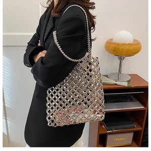 Détail du sac cabas perlé argenté avec maille métallique ajourée et fines bandoulières
