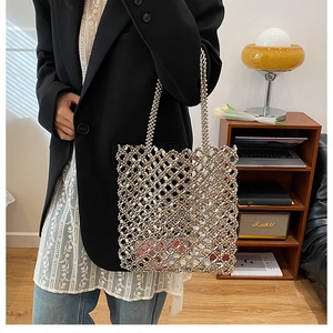 Détail du sac fourre-tout évidé en perles métalliques argentées et structure en maille