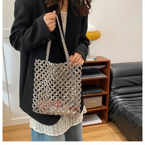 Détail du sac cabas argenté fait main en perles avec une texture résille métallique