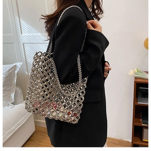 Détail du sac cabas en perles métalliques argentées montrant le motif de maille