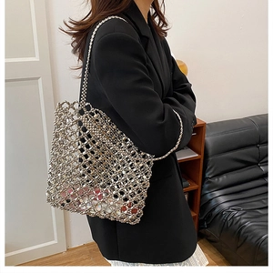 Détail du sac cabas en perles métalliques argentées avec maille évidée porté à l'épaule