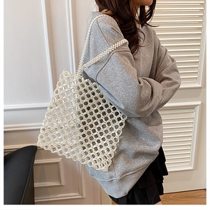 Gros plan détaillé d'un sac cabas blanc en maille perlée avec perles tissées à la main