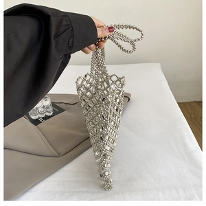 Détail du sac cabas perlé argenté fait main avec structure de tissage en maille ajourée