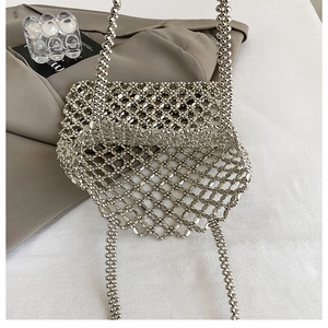 Détail du sac cabas en perles argentées avec maille losange ajourée et texture métal