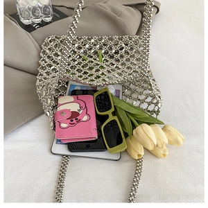 Détail du sac cabas perlé argenté montrant le design en maille creuse et sa grande capacité