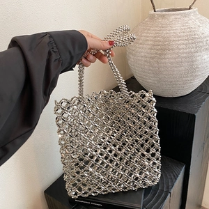 Sac cabas ajouré en perles métalliques argentées avec design en maille porté par un modèle