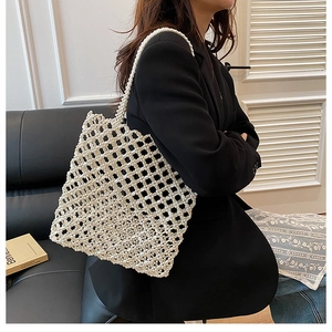 Sac fourre-tout fait main en perles blanches avec design tissé ajouré pour femme