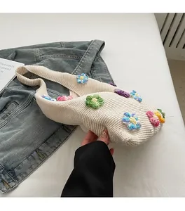 Détail du sac cabas en tricot crème avec fleurs 3D colorées et texture tissée