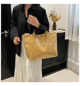 Détail du sac cabas en PVC imperméable avec couche intérieure kaki et texte TOTE BAG blanc
