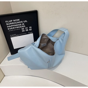 Détail du sac hobo bleu clair montrant l'intérieur spacieux et la poche zippée cachée