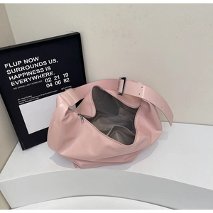 Détail du sac croissant rose clair avec boucle argentée et doublure intérieure en tissu
