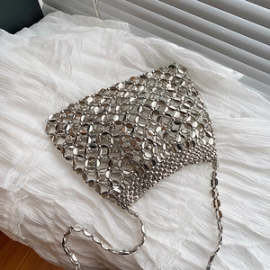 Zilveren metallic geweven handtas met lovertjes en een lange schouderriem