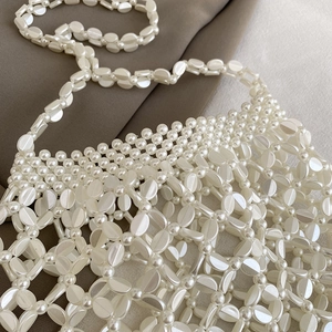 Elegante witte handtas van acryl kralen met geometrisch vlechtwerk en schouderband