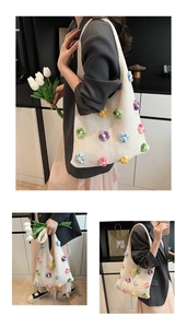 Détail du sac cabas tricoté à la main avec fleurs 3D colorées et tissu en maille crème