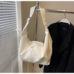 Détail du grand sac cabas en cuir verni blanc crème avec fermeture éclair argentée
