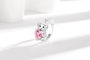 Détail de la bague ours ajustable en argent avec pierre cœur rose et accent cristal