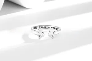 Détail macro de la gravure 'Always with you' à l'intérieur de la bague patte de chat