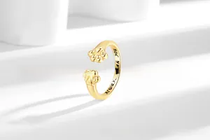 Détail macro de la bague patte de chat dorée avec gravure Always With You interne