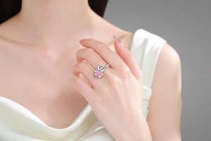 Détail d'une bague ours en argent réglable avec une pierre précieuse en forme de cœur rose