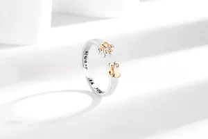 Détail de la bague patte de chat avec coussinets en or rose et gravure Always with you