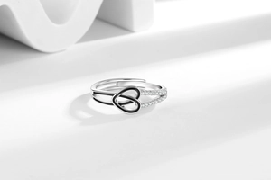 Détail d'une bague coeur avec émail noir, micro-pavage de zircons et finition argent