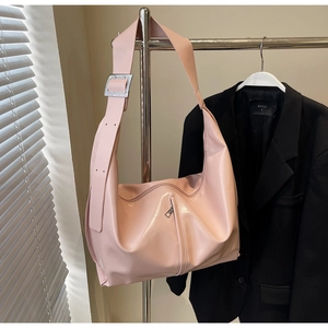 Sac hobo rose avec large bandoulière et détail de boucle argentée élégante