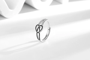 Détail macro de la bague ajustable en argent avec coeur en émail noir et zircons cubiques