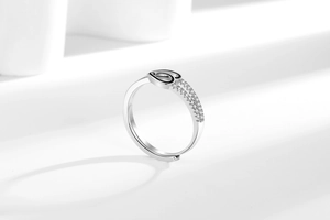 Détail d'une bague coeur en argent avec émail noir et blanc et double rangée de zircons
