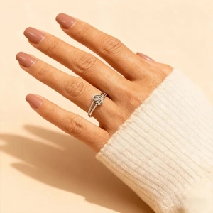 Bague cœur minimaliste en argent avec zircons pavés sur un anneau ouvert double ligne
