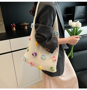 Détail du sac fourre-tout en maille crème avec fleurs au crochet 3D et texture douce