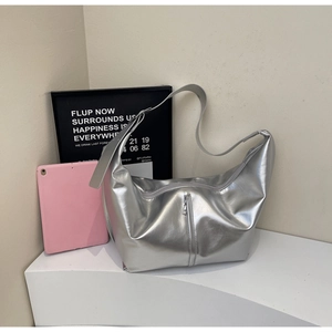 Détail du sac hobo argenté métallisé en similicuir brillant avec fermeture éclair