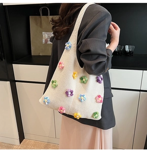 Détail du sac à bandoulière en tricot crocheté avec broderies de fleurs 3D colorées