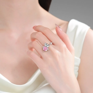 Bague rotative ourson avec zircon cœur rose sur un anneau ajustable en argent poli