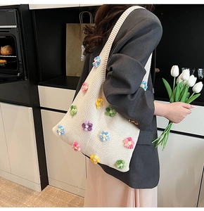 Détail du sac à bandoulière au crochet avec fleurs 3D tricotées et texture douce