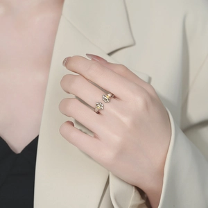 Bague ajustable chat argentée avec accents dorés portée sur le doigt d'une femme