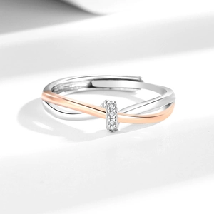 Anello a nodo minimalista in argento e oro rosa con accenti di zircone e design regolabile