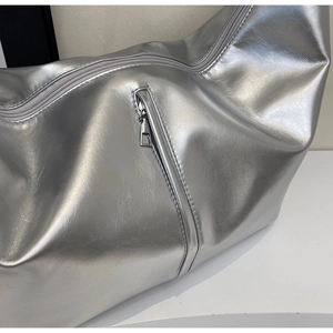 Gros plan du sac hobo argenté montrant la texture du cuir PU froissé et le zip détaillé