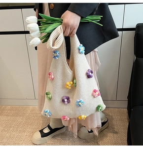 Détail du sac tricoté avec fleurs colorées en relief crochetées à la main