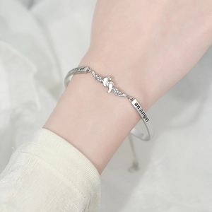 Silbernes Engelsflügel Armband für Mütter mit Baby-Fußabdrücken und Gravur-Details