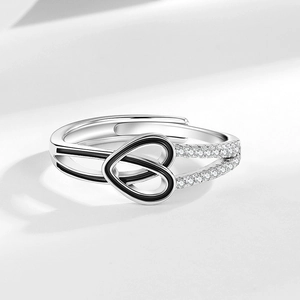 Bague cœur ajustable en argent avec émail noir et pavé de zircons au style minimaliste