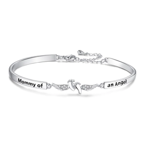 Silbernes Armband mit Engelsflügeln und Babyfüßen mit Mommy of an Angel Gravur