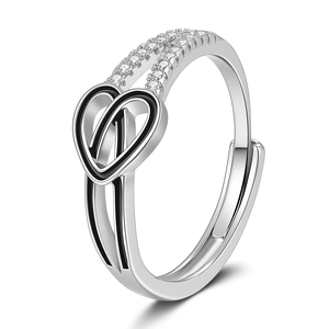 Bague double cœur entrelacé moderne avec émail noir et accents de zircon brillants