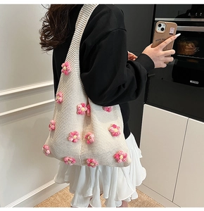 Détail du sac à bandoulière en maille blanche avec fleurs crochetées 3D roses et texture