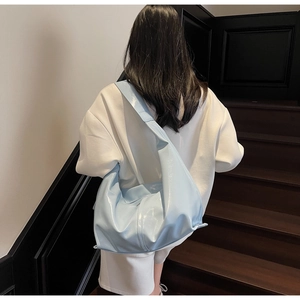 Vue détaillée du grand sac hobo en cuir verni bleu clair avec finition brillante
