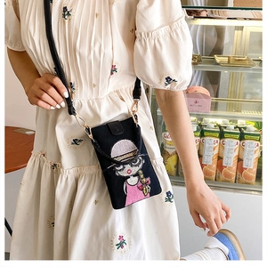 Détail du petit sac bandoulière avec broderie cartoon en paillettes et boucles dorées